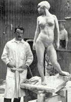 Magnus Vigrestad med Barbarkvinnen i sitt atelier i 1914.
